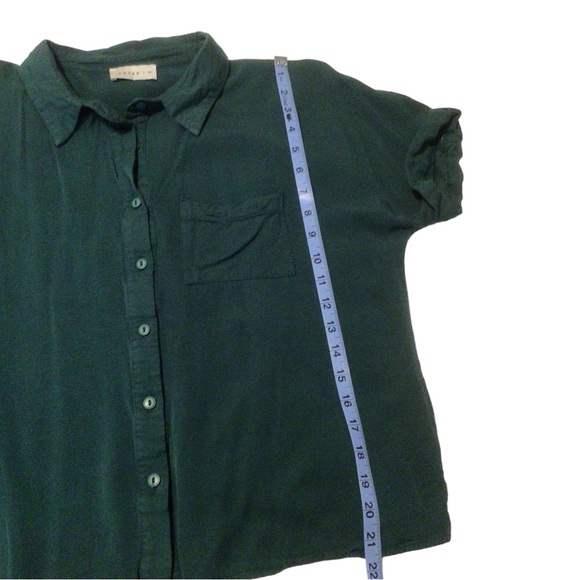 💚Silky Beautiful Emerald Green Shirt - Picture 2 of 5